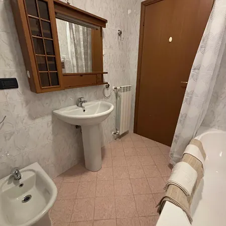 Canossa Nocleg ze śniadaniem *